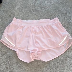lululemon hotty hot 2.5” shorts size 8